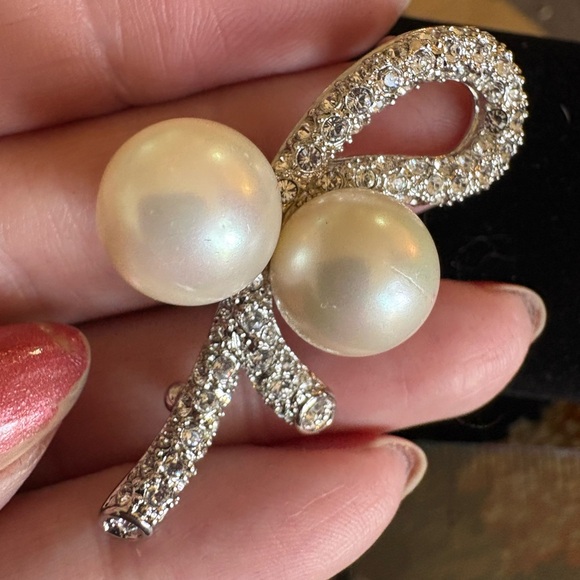 Jewelry - P41 Elegant Vintage Silver Pearl Brooch